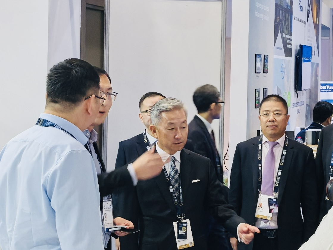 现场实况！中国驻阿大使张益明在阿布扎比参观希倍优氢能展台